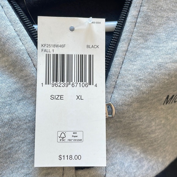 This V-neck sweater will be the versatile hue that goes with nearly anything - Picture 9 of 9